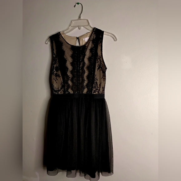 Elegant Black Lace Dress - Picture 2 of 3